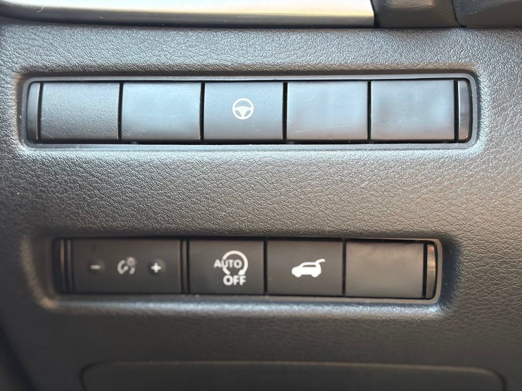 Used 2025 Nissan Rogue SV AWD/4WD image 31