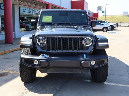 Used 2025 Jeep Wrangler Unlimited Rubicon 4xe w/ Convenience Group AWD/4WD image 3