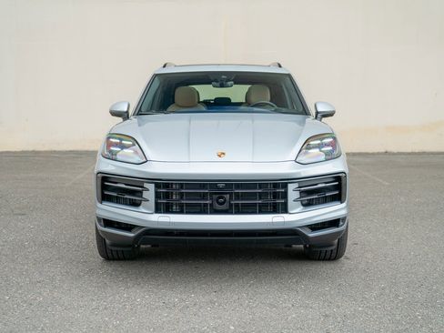 Certified 2025 Porsche Cayenne AWD/4WD image 6