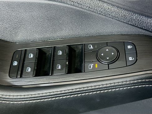 Used 2023 Nissan Rogue SV FWD image 15