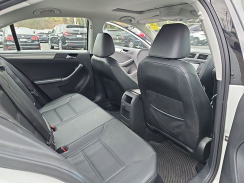 Used 2017 Volkswagen Jetta SE image 14