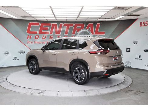 Used 2025 Nissan Rogue SV FWD image 3