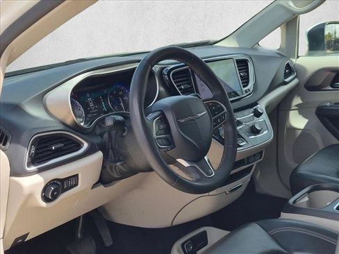 Used 2023 Chrysler Pacifica Touring-L FWD image 9