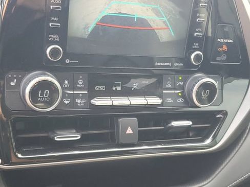 Used 2021 Toyota Highlander XLE FWD image 19