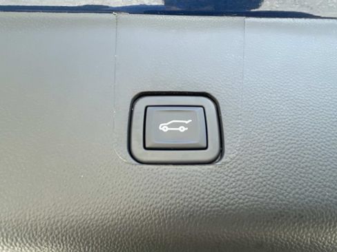 Used 2023 Chevrolet Traverse LT w/ LT Premium Package AWD/4WD image 12