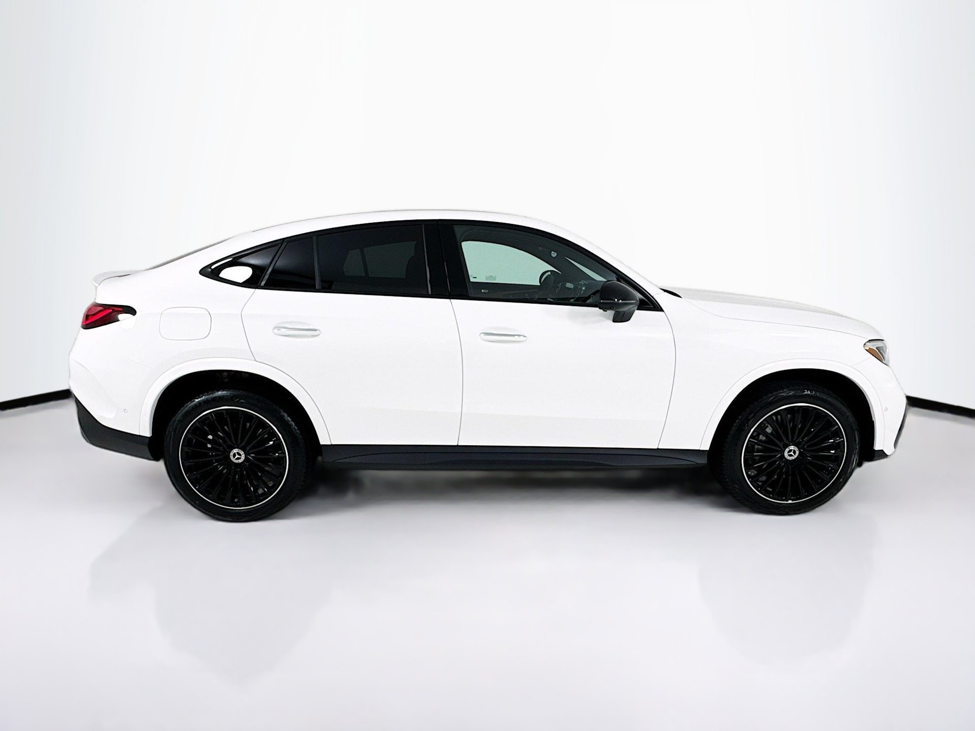 Used 2025 Mercedes-Benz GLC 300 4MATIC image 9