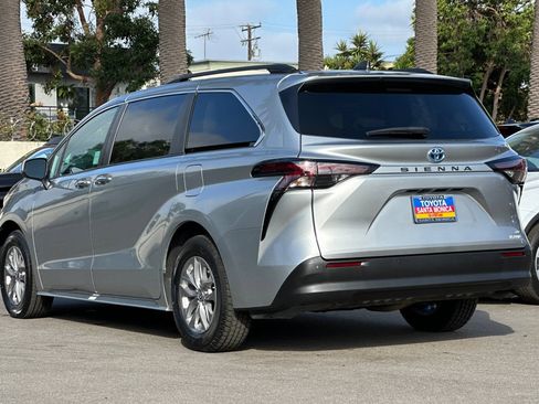 Used 2024 Toyota Sienna XLE FWD image 6