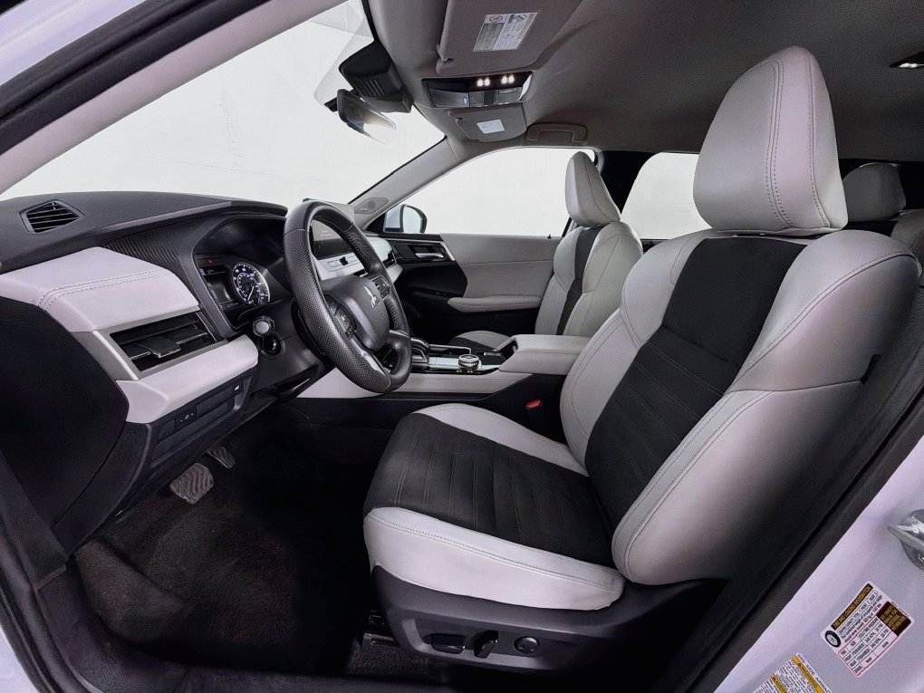 Used 2025 Mitsubishi Outlander SE FWD image 12