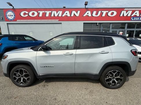 Used 2025 Jeep Compass Limited AWD/4WD image 2