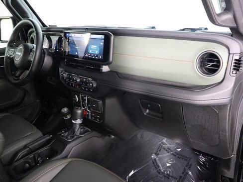 Used 2024 Jeep Gladiator Mojave AWD/4WD image 9