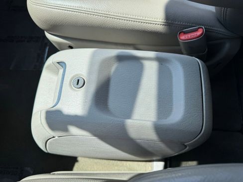 Used 2007 Chrysler Town & Country Touring FWD image 21