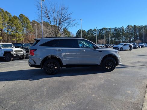 Used 2023 Kia Sorento SX image 4