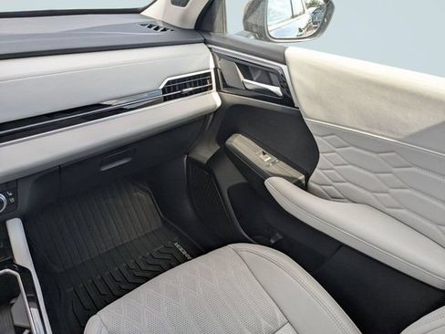 Used 2025 Mitsubishi Outlander AWD image 16