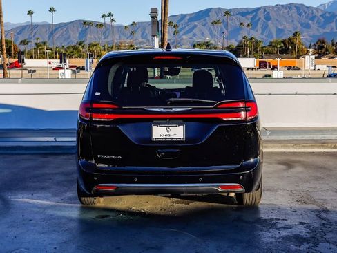Certified 2024 Chrysler Pacifica Touring-L image 8