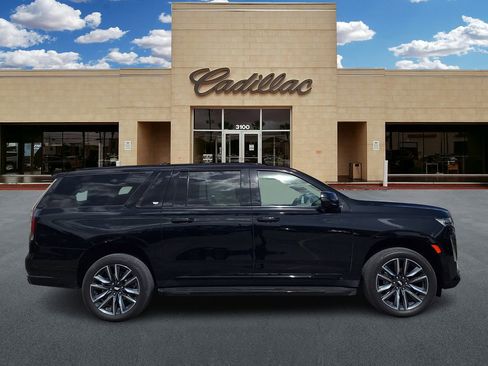 Used 2023 Cadillac Escalade ESV Sport Platinum w/ Heavy-Duty Trailer Package image 2