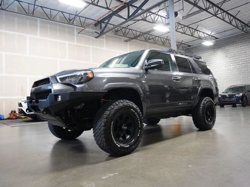 Used 2017 Toyota 4Runner SR5 AWD/4WD image 2