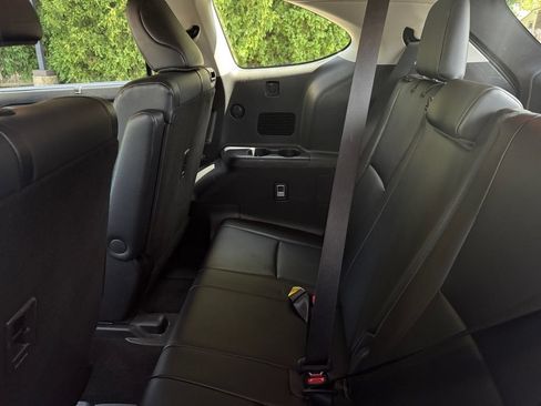 Used 2021 Toyota Highlander XLE AWD/4WD image 18