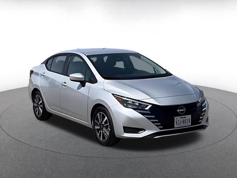 Used 2025 Nissan Versa SV image 3