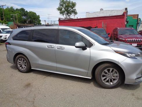 Used 2021 Toyota Sienna XLE FWD image 30