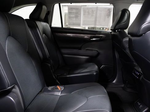 Used 2023 Toyota Highlander Limited image 13