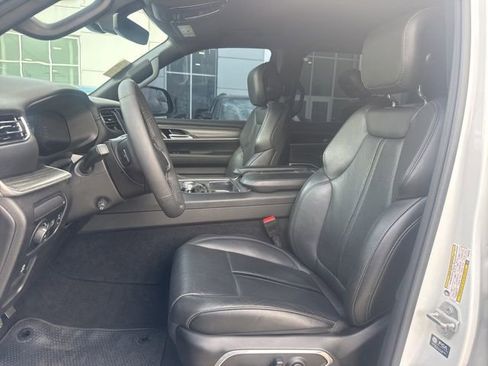 Used 2023 Jeep Wagoneer L Series II w/ HD Trailer Tow Package image 9