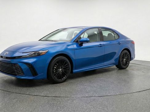 Used 2025 Toyota Camry SE FWD image 3