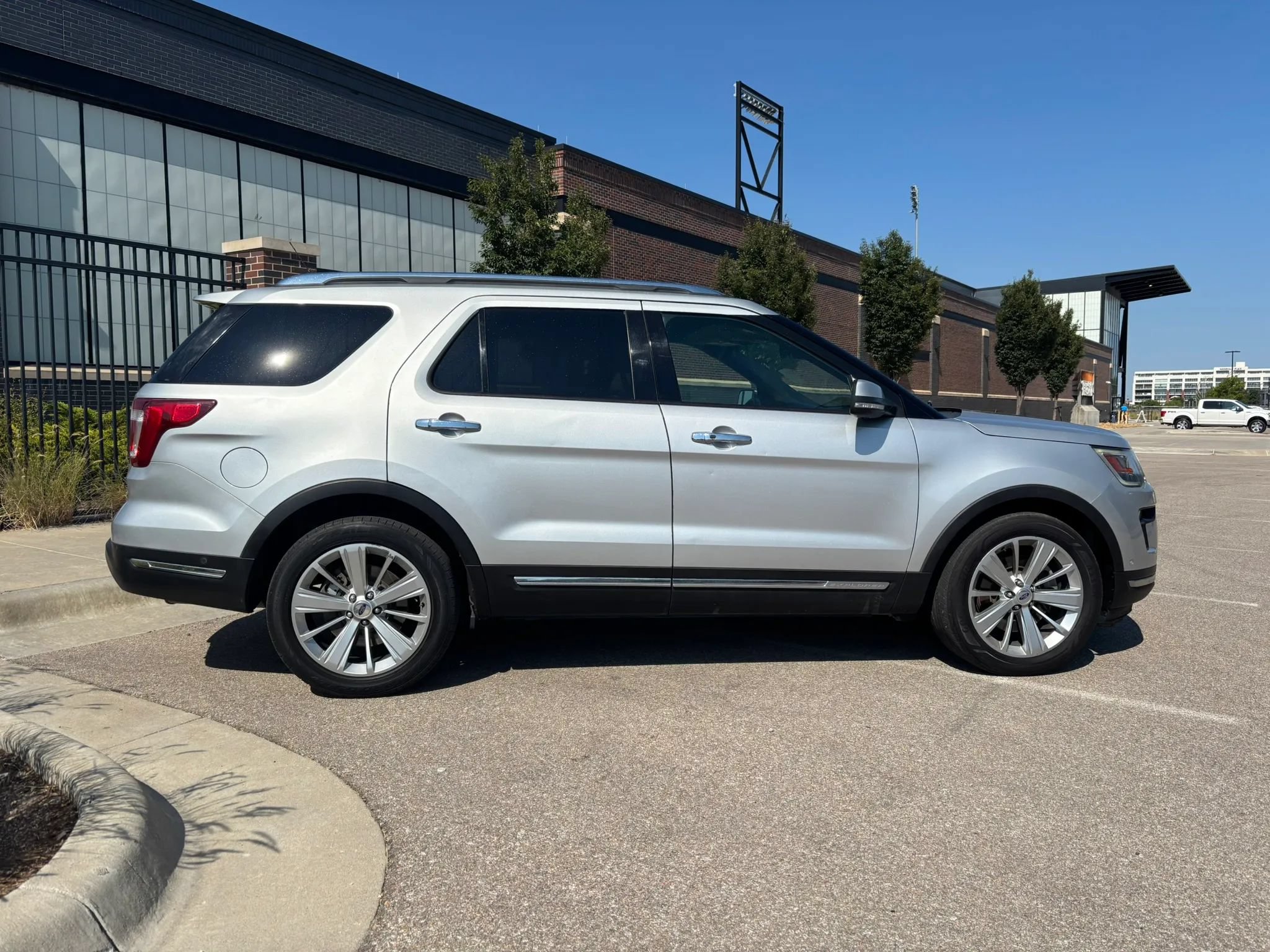 Used 2018 Ford Explorer Limited w/ Equipment Group 301A FWD image 8