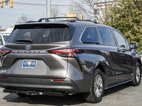 Used 2021 Toyota Sienna XLE image 5