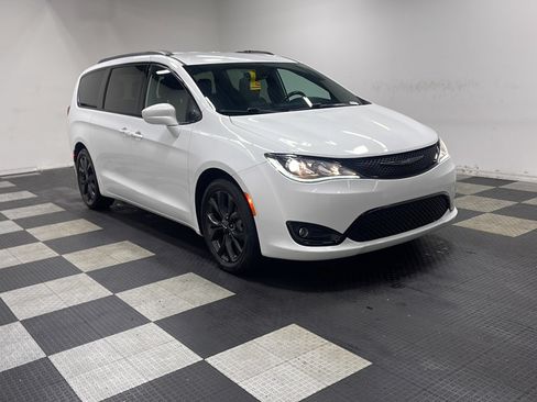 Used 2020 Chrysler Pacifica Touring-L w/ S Appearance Package FWD image 23