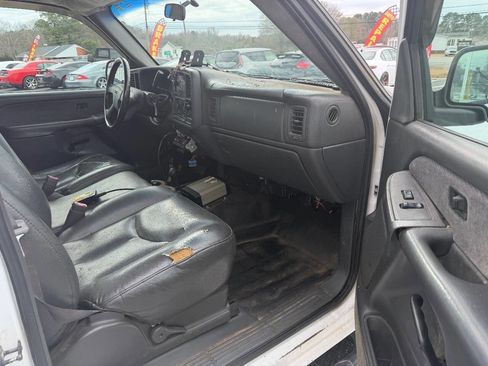 Used 2003 GMC Sierra 2500 W/T w/ Snow Plow Prep Package image 9