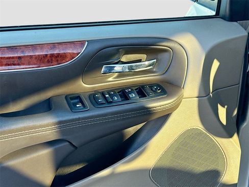 Used 2014 Chrysler Town & Country Touring image 14