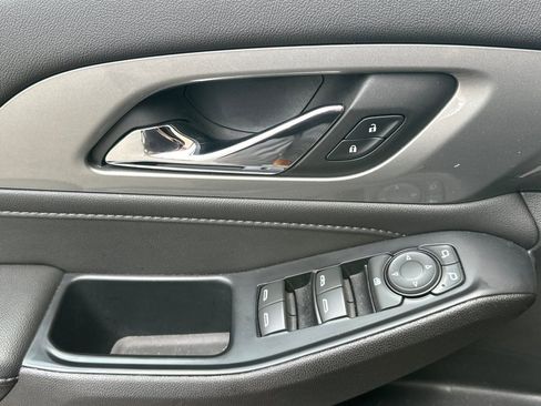 Used 2023 Chevrolet Traverse LT image 12
