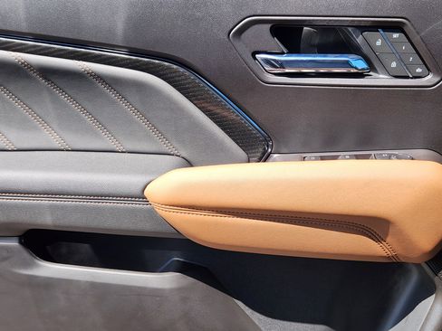 New 2025 GMC Canyon AT4 w/ Nightfall Edition image 17