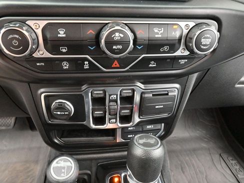 Used 2022 Jeep Wrangler Unlimited Sahara w/ LED Lighting Group AWD/4WD image 23