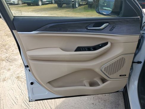 Used 2022 Jeep Grand Cherokee Limited image 12