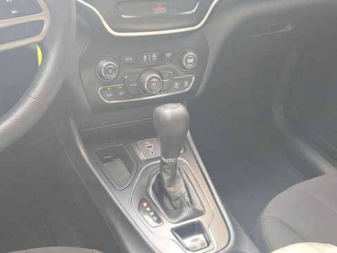 Used 2019 Jeep Cherokee Latitude w/ Popular Appearance Group FWD image 19