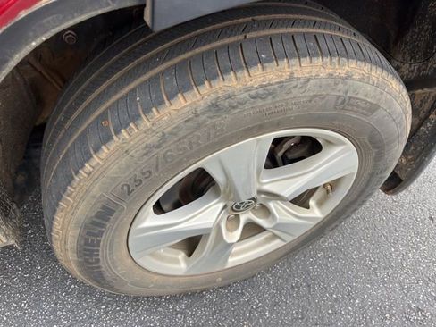 Used 2021 Toyota Highlander LE image 19