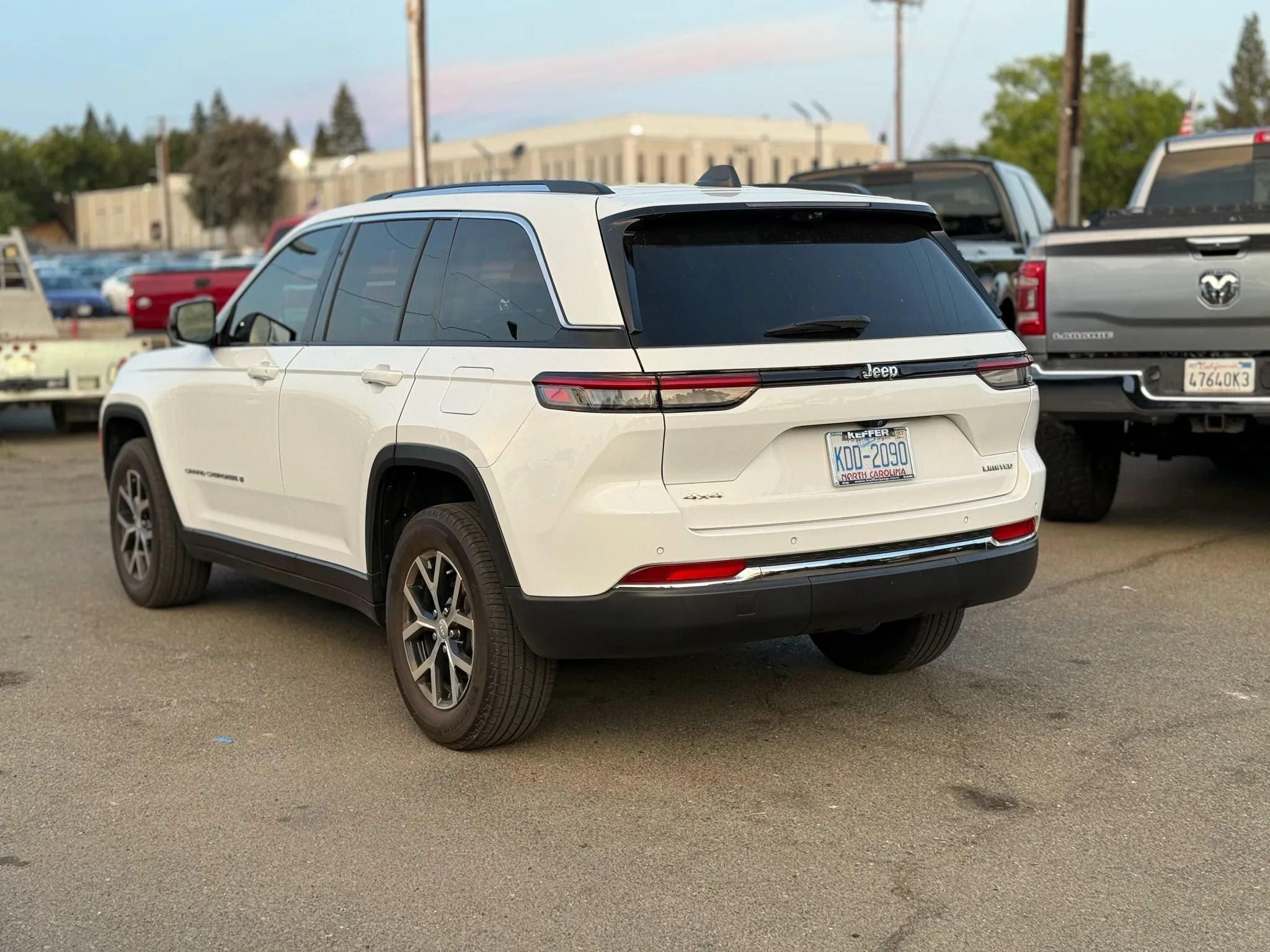 Used 2023 Jeep Grand Cherokee Limited w/ Luxury Tech Group II AWD/4WD image 5