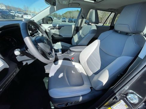Used 2024 Toyota RAV4 XLE Premium image 27