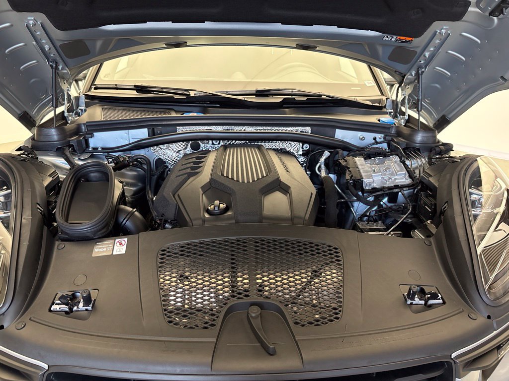 Certified 2026 Porsche Macan AWD/4WD image 10