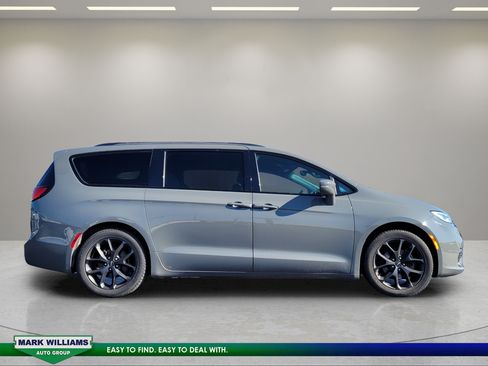 Used 2021 Chrysler Pacifica Touring w/ S Appearance Package FWD image 2