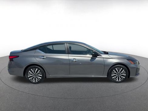 Used 2025 Nissan Altima 2.5 SV FWD image 16