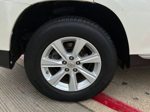 Used 2012 Toyota Highlander SE FWD image 9