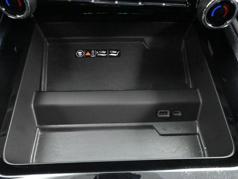 Used 2025 Chevrolet Suburban Premier image 21