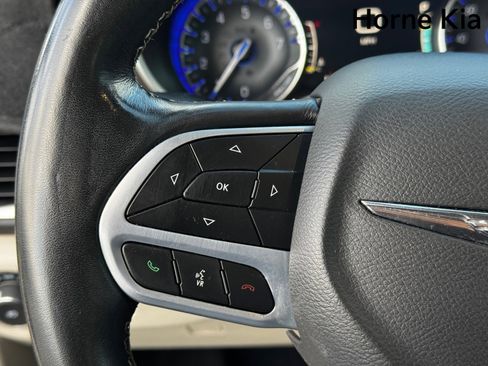 Used 2021 Chrysler Pacifica Touring-L w/ Uconnect Theater Family Group image 18