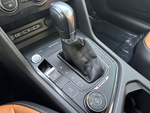Used 2018 Volkswagen Tiguan SE image 19