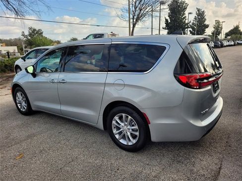 New 2026 Chrysler Pacifica Select image 10