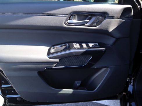 New 2026 Nissan Pathfinder Platinum image 17