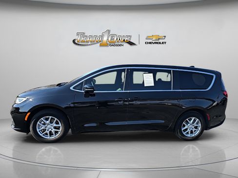 Used 2026 Chrysler Pacifica Select image 5