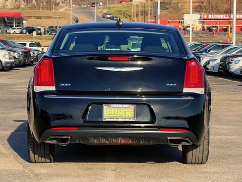 Used 2018 Chrysler 300 Touring AWD/4WD image 4